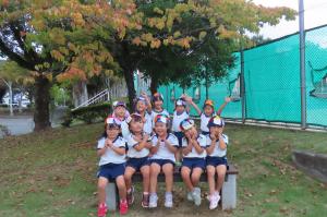 作ったハロウィンの冠をつけて集合写真を撮っているところ