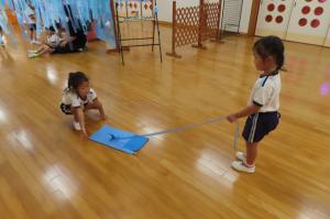 手作りのジンベエザメを散歩させているところ