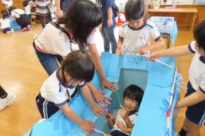 手作りのドクターフィッシュで遊んでいるところ