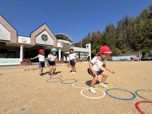 ケンケンパーでジャンプしているところ