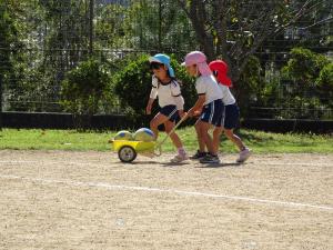 異年齢で力を合わせてボールを運んでいるところ