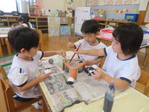 異年齢でウニを作り、絵の具でいろをつけているところ