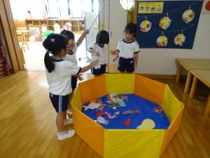 手作りの魚釣りであそんでいるところ