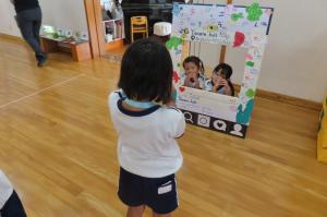 写真コーナーで写真を撮っているところ