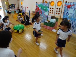 手作りのカメを散歩させているところ