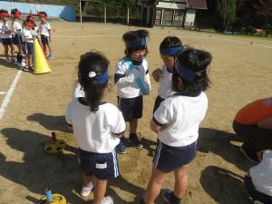 リレーのチームで作戦会議をしているところ