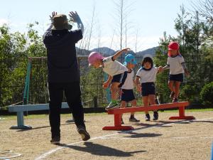 バランスをとりながら平均台を渡っているところ
