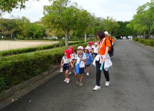 遠足で３歳児４歳児が手をつないで歩いているところ