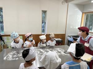 説明を聞いている写真