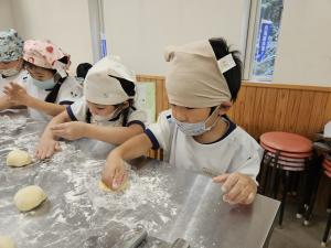 生地を触っている写真