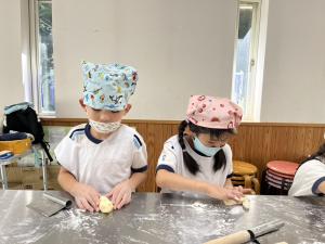 パンを作っている写真