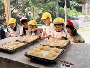 パンを見ている写真