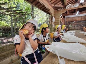 パンを食べている写真