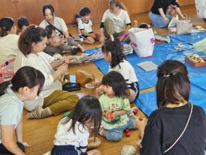 かかしを制作している写真