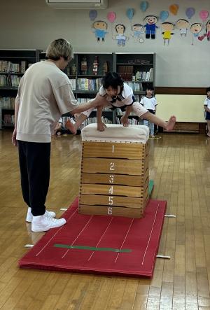 跳び箱を跳んでいる写真