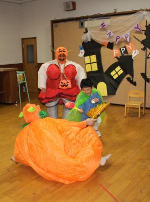 ハロウィン遊びをしている写真