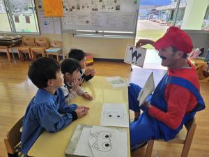 英語活動をしている写真