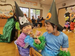 お菓子をもらって喜んでいる写真