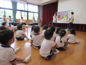 交通安全教室で紙芝居を見ている様子