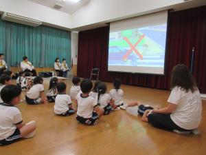 交通安全教室でDVDを見ている様子