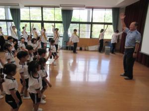 交通安全教室で警察官の方と道路の渡り方を練習している様子