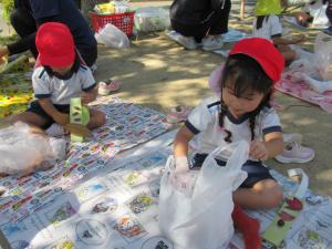 秋の冠を制作している様子