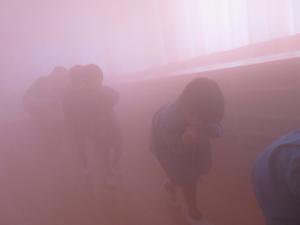 防火教室で煙体験をしているところ