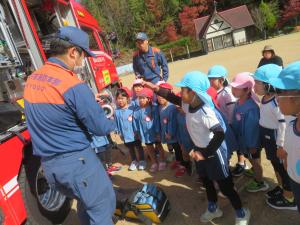 消防車の見学をさせてもらっているところ