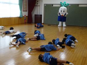 火事の際の身の守りかたについて教えてもらい、実践しているところ