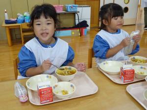 給食を食べているところ