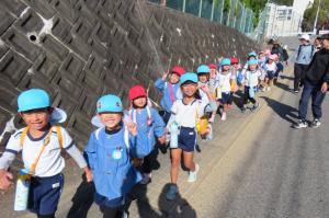 手を繋いで公民館に行っているところ