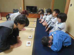 茶道教室でお菓子をいただいているところ