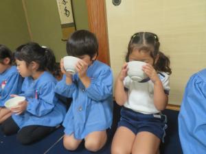 お茶をいただいているところ