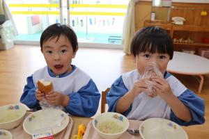 3歳児が給食を食べているところ
