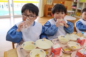3歳児が給食を食べているところ
