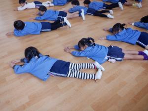 服に火が付いたときに火を消す練習をしているところ