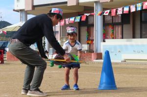 手作りのカメを親子で協力して運んでいるところ