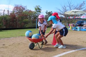 異年齢で協力してボールを落とさないように運んでいるところ