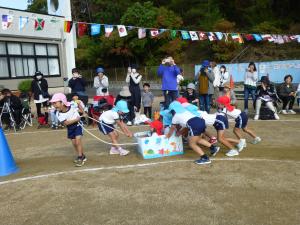 異年齢のチームを超えて、2つのチームが協力して箱車をひっぱっているところ