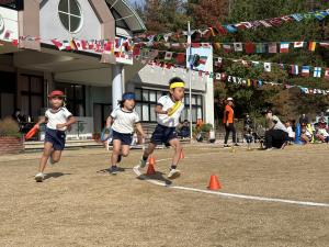 全園児でリレーをしているところ