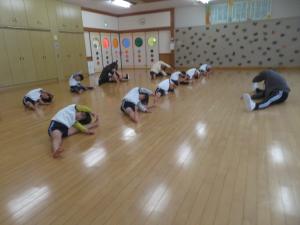 柔軟体操をしているところ