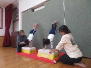 倒立を教えてもらっているところ