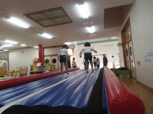 後ろ向きでトランポリンをとんでいるところ