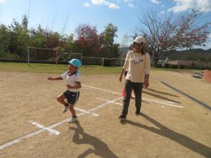 体力測定で片足とびをしているところ
