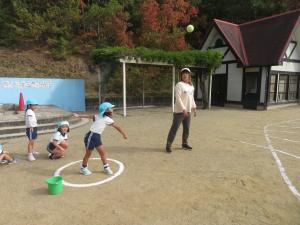 体力測定でボール投げをしているところ