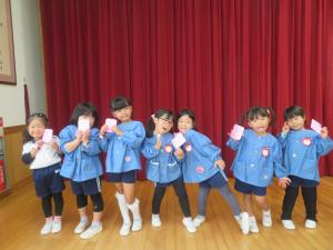 絵本を100冊借りて、表彰をもらっているところ