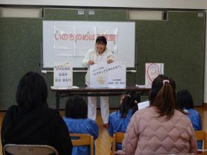 いのちの授業で紙芝居を見ているところ