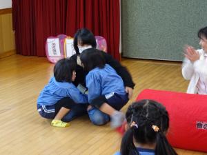 産道を通る体験をし、抱きしめてもらっているところ