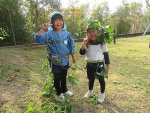 さつまいものツルで衣装を作っているところ
