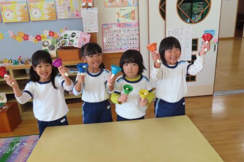 ハンドベルで音を鳴らしているところ